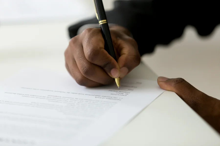 Hombre firmando un contrato